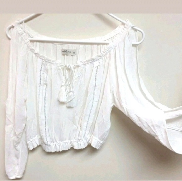 Abercrombie & Fitch Tops - Abercrombie & Fitch Cut Out Open Sleeve Crop Top♥